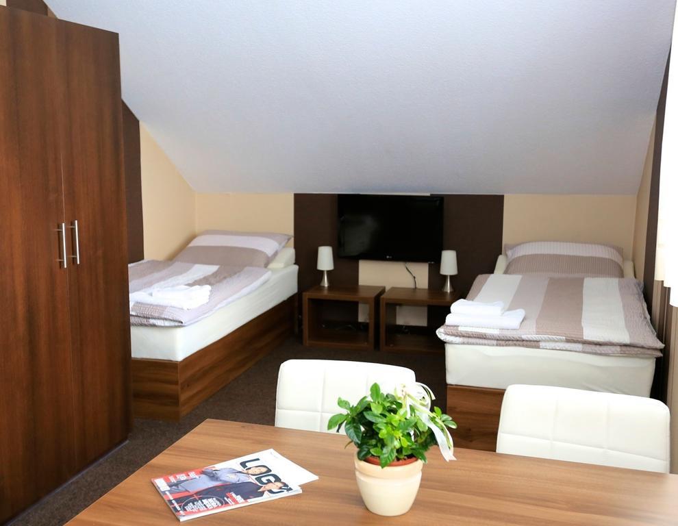 10 Bed And Breakfast Πόζναν Δωμάτιο φωτογραφία